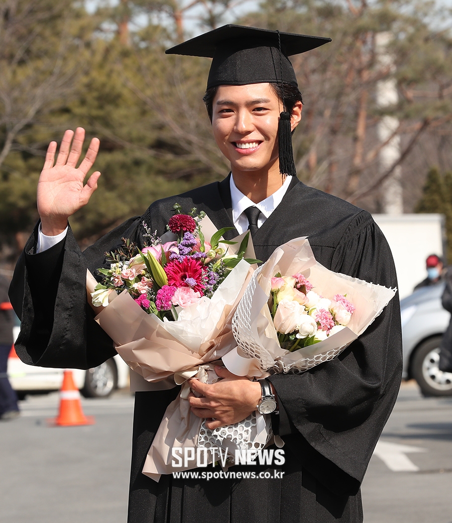 [포토S] 박보검, '학사모도 잘 어울리죠?'