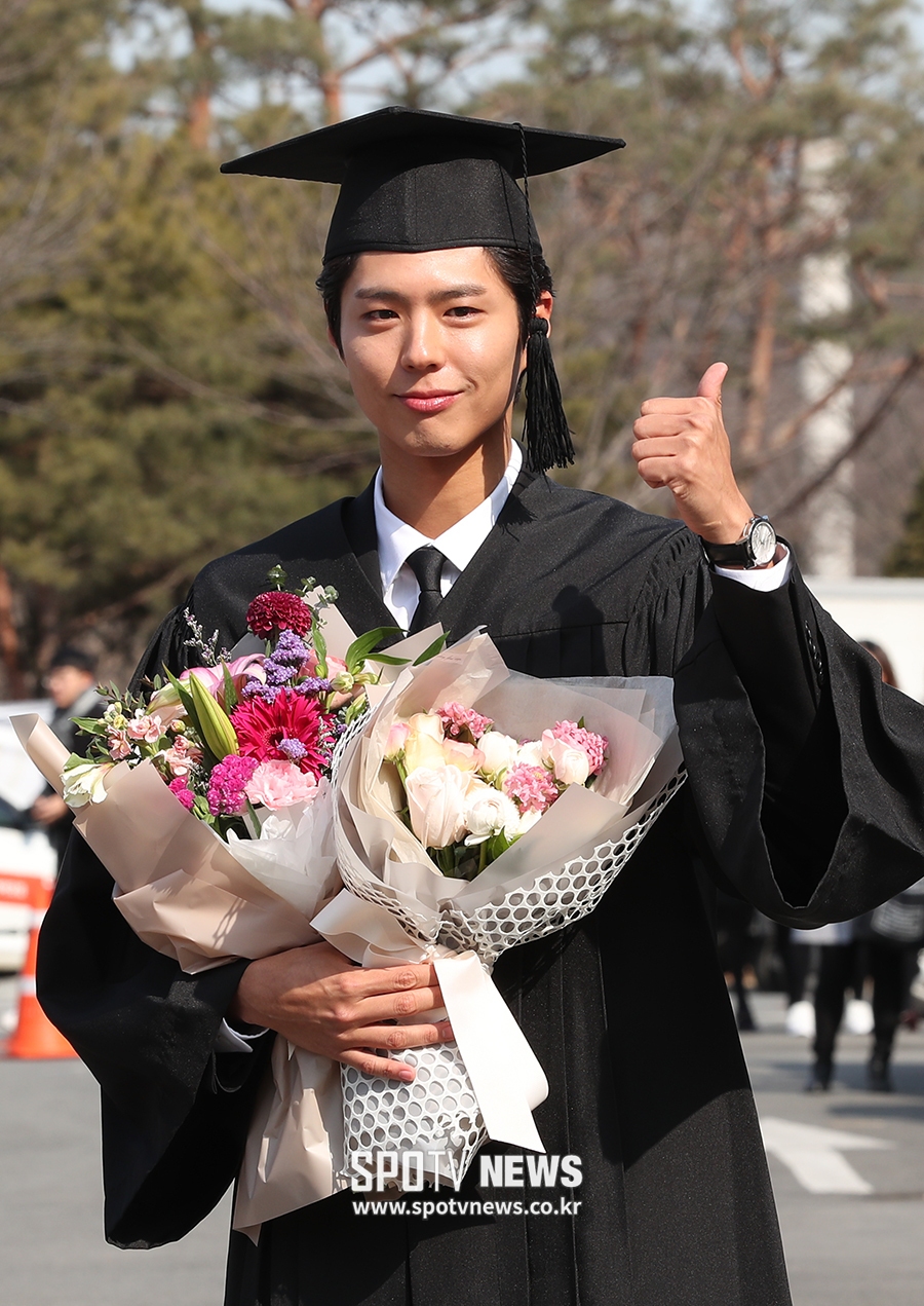 [포토S] 학사모 쓴 박보검, 엄지 척!