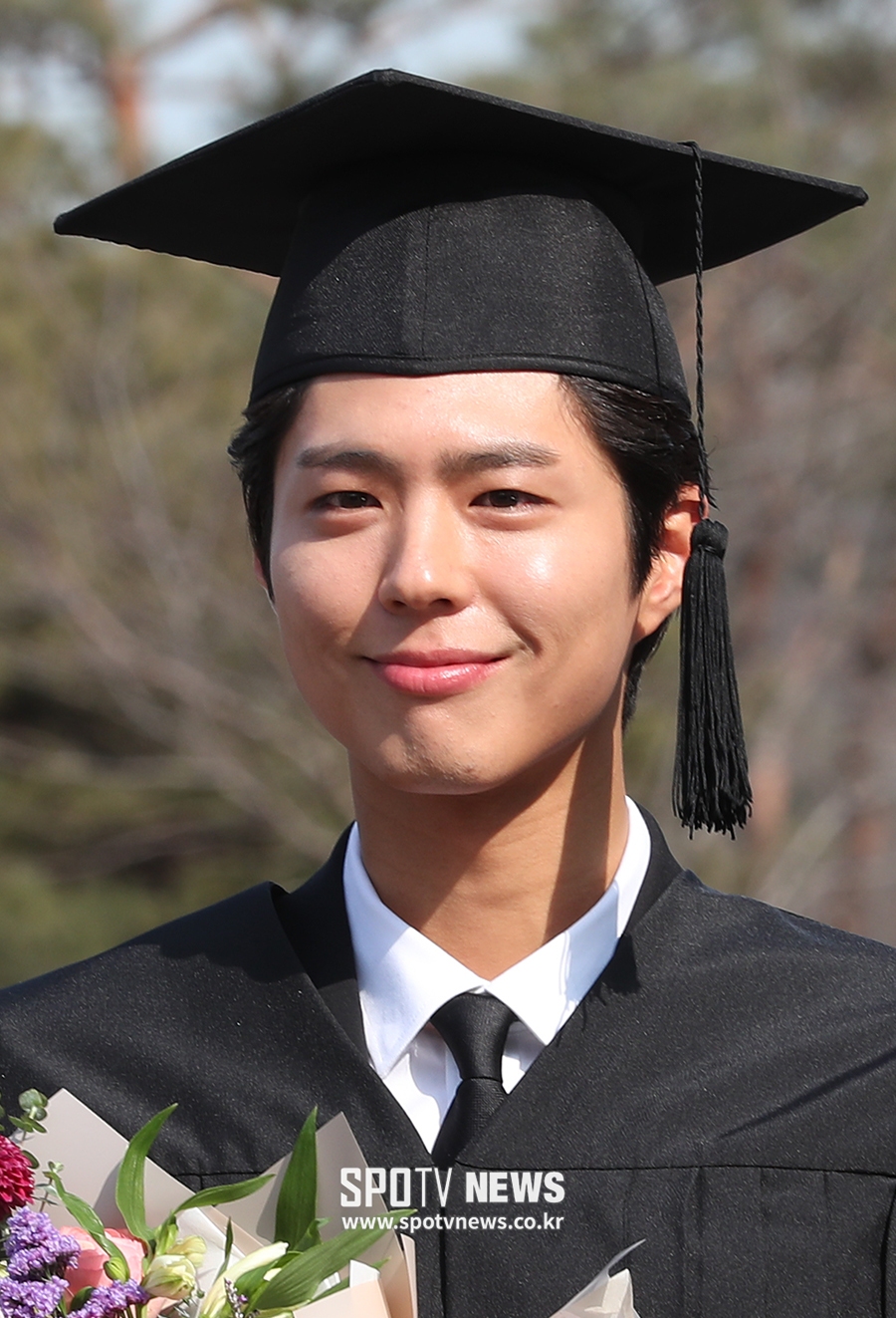 [영상] 졸업식장에서도 빛나는 박보검의 친절한 자세