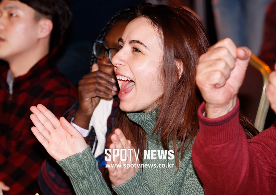 [포토S] 뜨거운 응원 펼치는 네덜란드 스케이트 팬