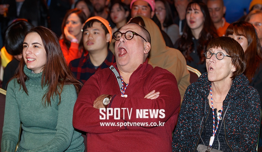 [포토S] 목청 높여 응원하는 팬들