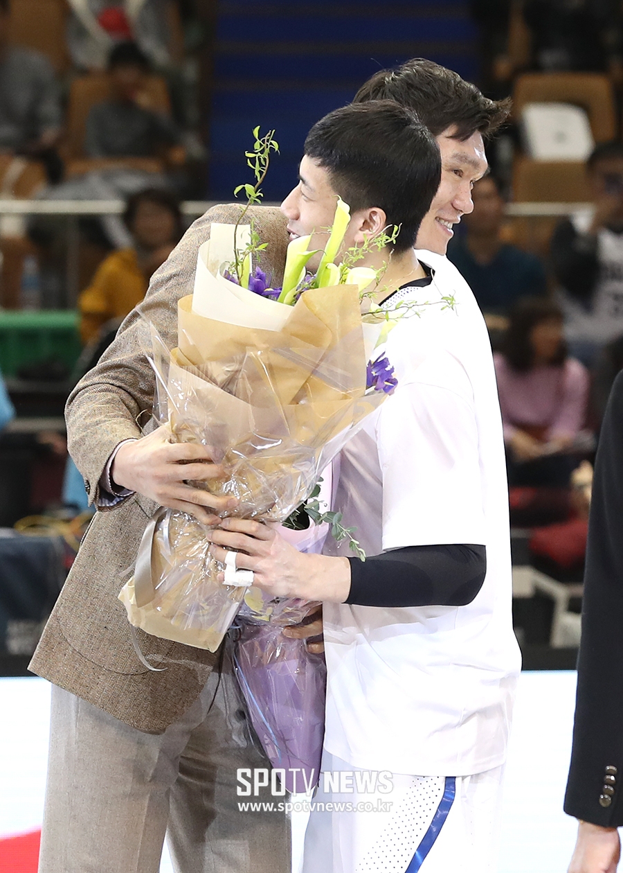[포토S] '국대 은퇴' 김주성, 양희종과 포옹 나누며