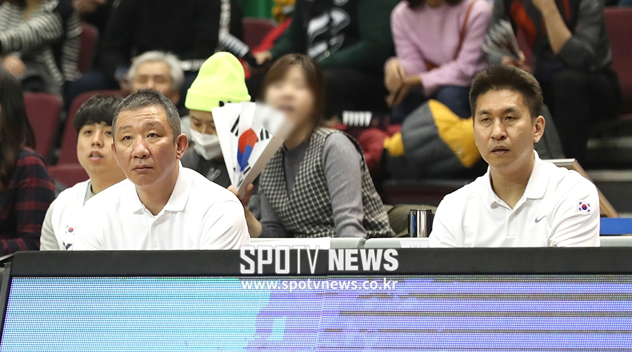 [포토S] 앉아서 경기 지켜보는 허재 감독