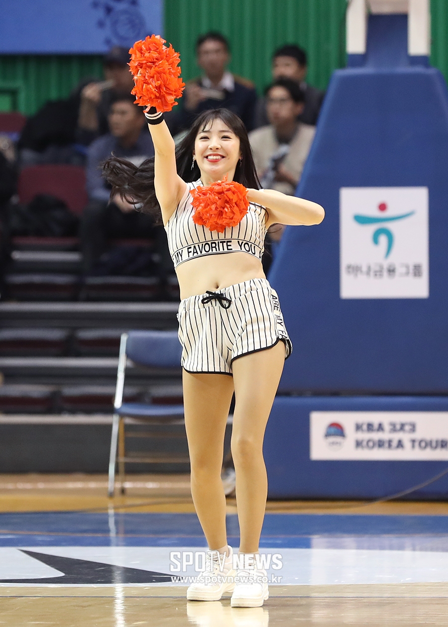 [포토S] 치어리더, 매끈한 각선미 뽐내며