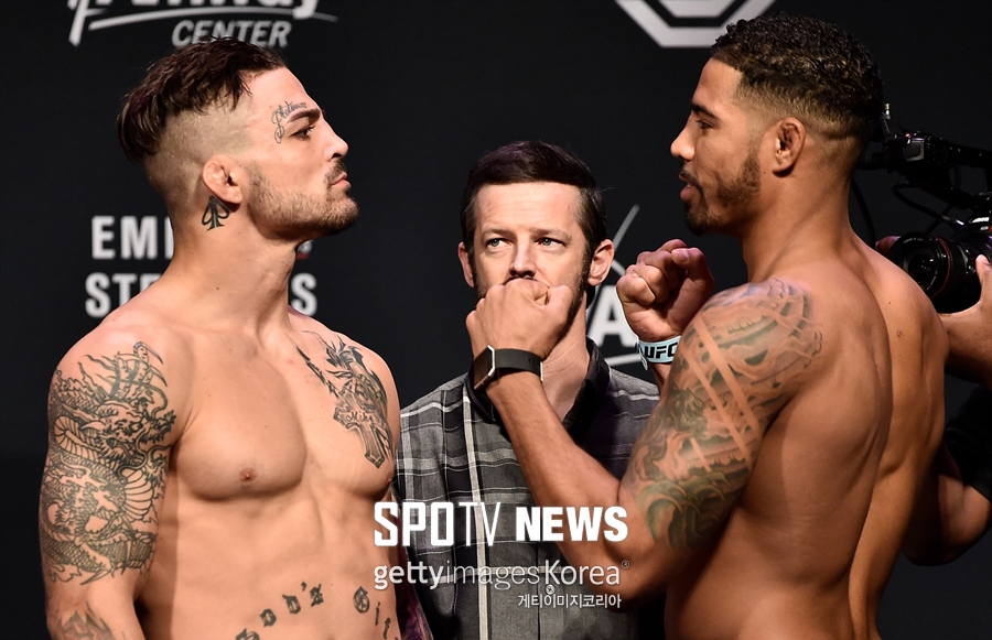 [UFC 계체 영상] 마이크 페리 돌출 행동…바지 벗기려 하자 '움찔'