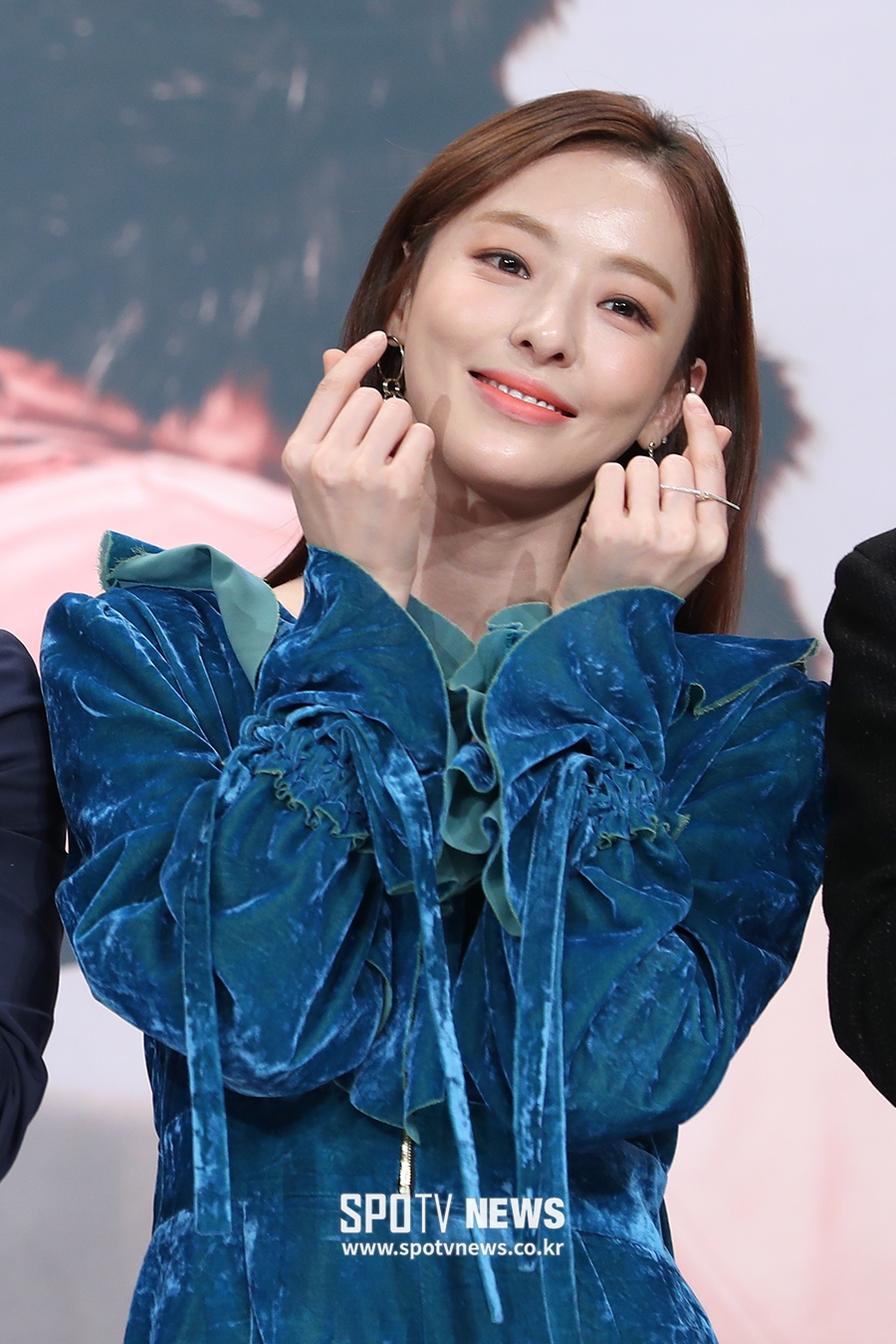 [포토S] 이다희, 백옥 피부 뽐내며 하트 발사