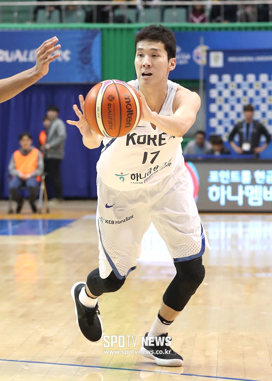 [포토S] 패스 시도하는 전준범