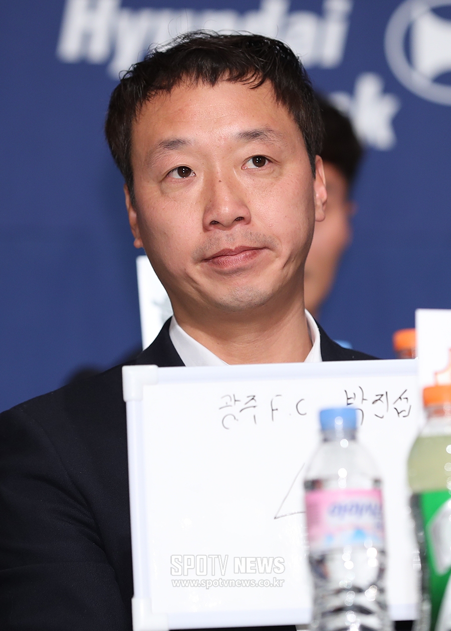 [포토S] 포부 밝히는 광주FC 박진섭 감독
