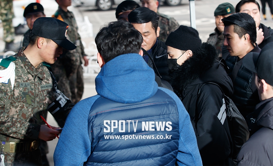 [포토S] 입대 위해 신분증 확인하는 지드래곤