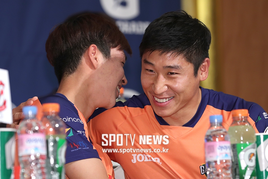 [포토S] 이근호-강지훈, 쑥스러운 포옹