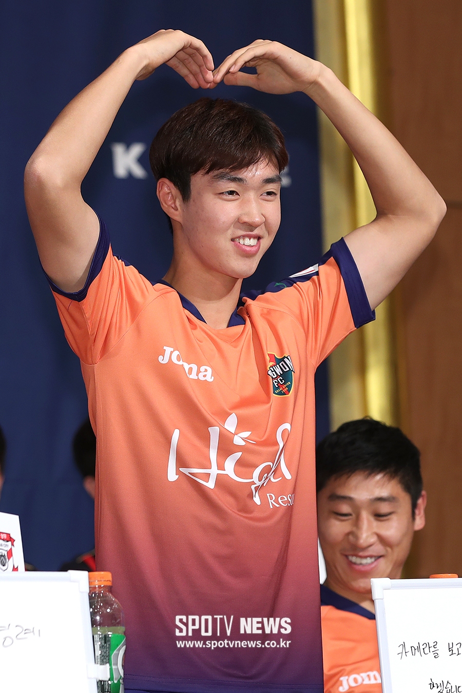 [포토S] 강지훈, 귀엽게 하트 세리머니!
