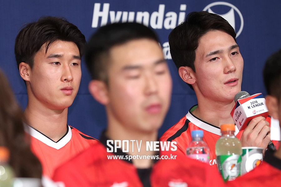 [포토S] 인터뷰 하는 제주 오반석