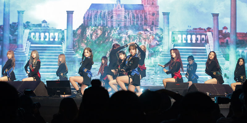 [영상] 13명의 마법사가 그리는 우주소녀의 '꿈꾸는 마음으로'