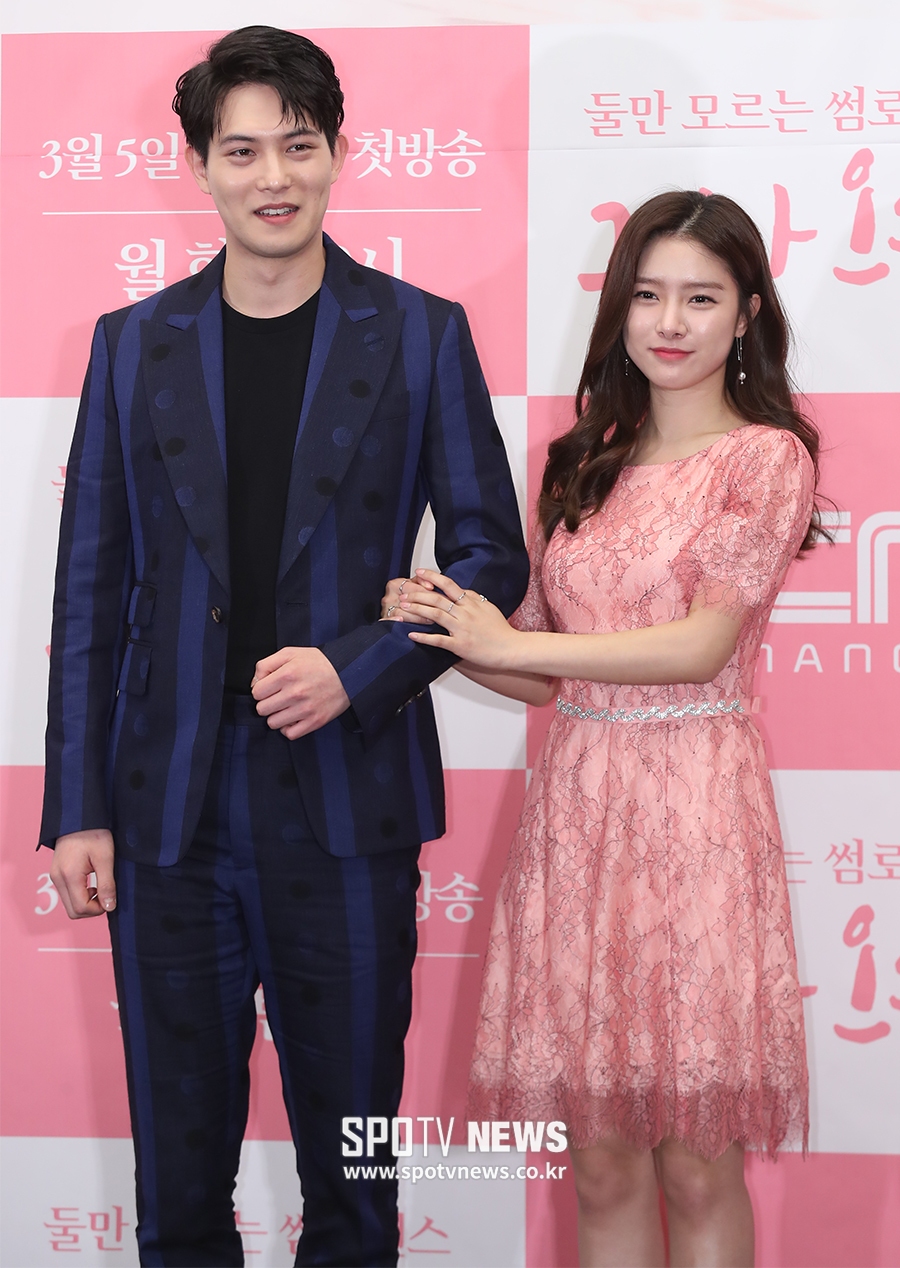 [포토S] 이종현-김소은, 어색한 팔짱