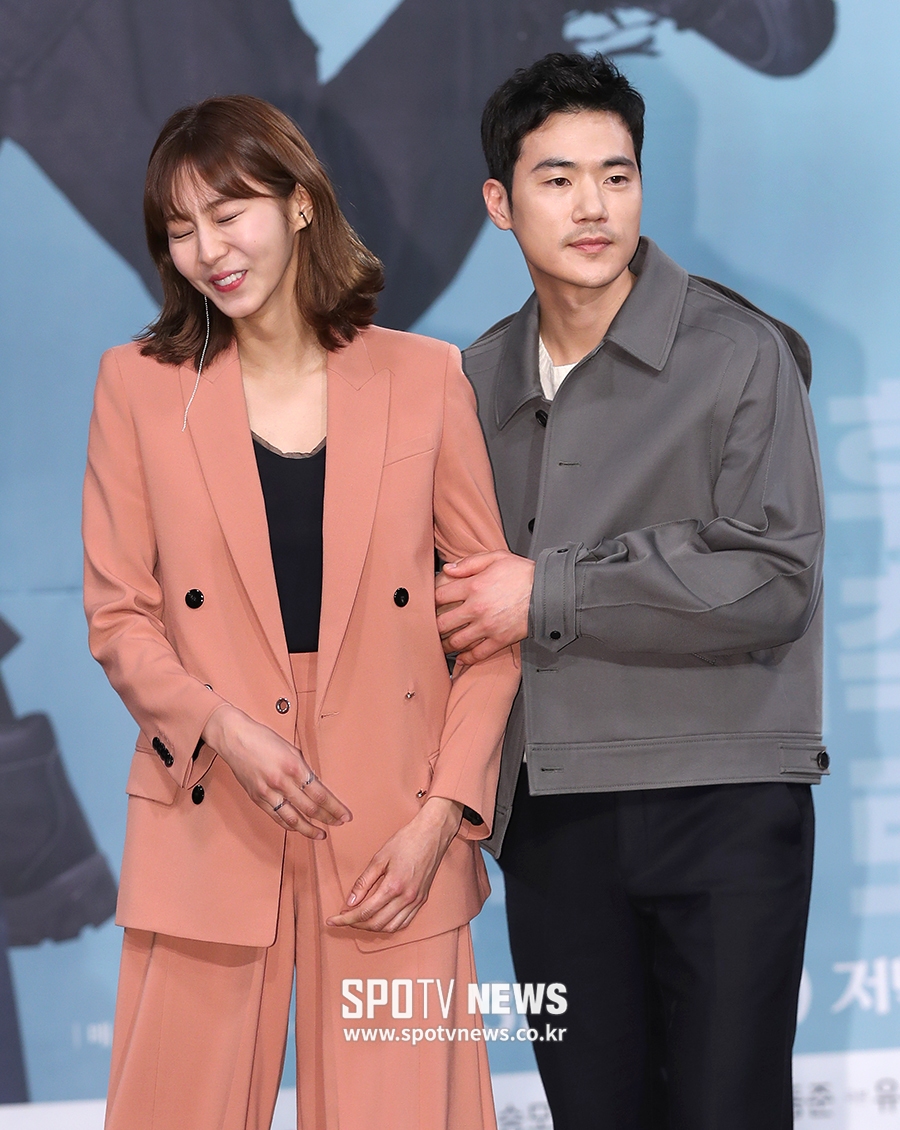 [포토S] 유이, 김강우의 갑작스러운 스킨십에 당황