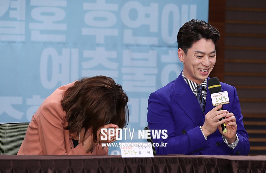 [포토S] 유이, '정상훈 오빠 너무 웃겨~'