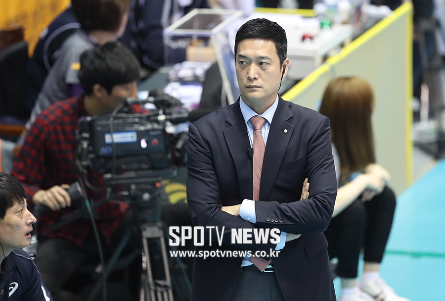 [포토S] 대기 선수들 바라보는 김상우 감독