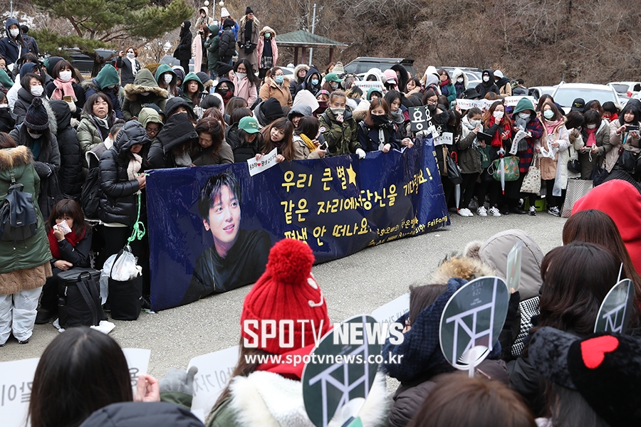 [포토S] '정용화 오기만을 기다리는 팬들'