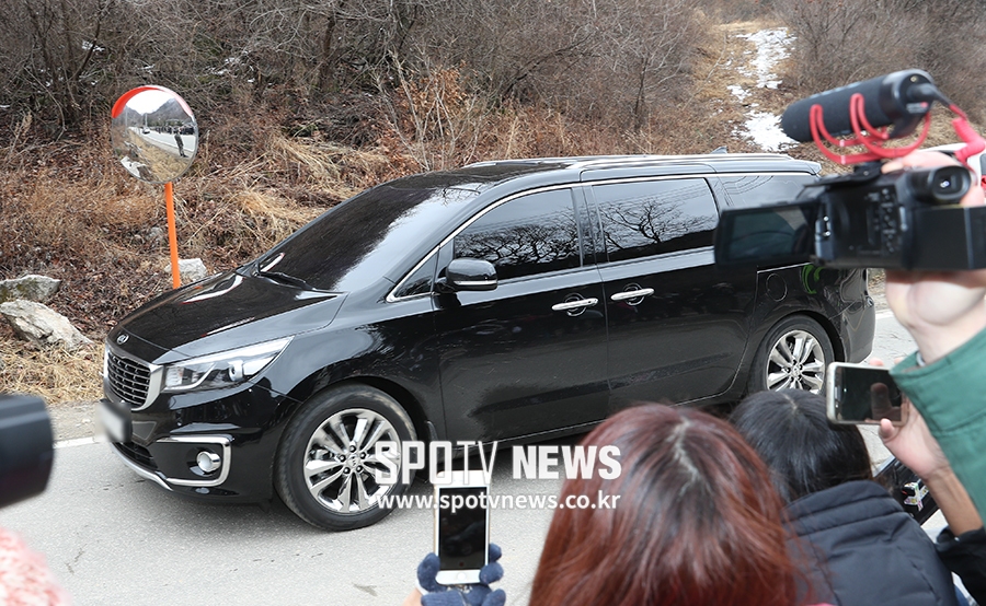 [포토S] 정용화, 기다린 팬들을 뒤로하고 인사 없이 입대
