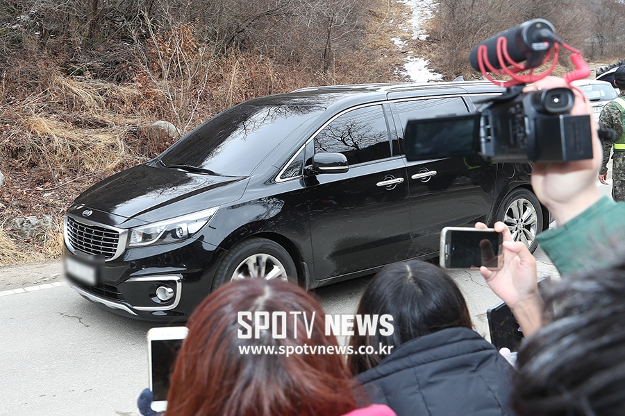 [포토S] 정용화, 팬들 뒤로하고 차 타고 부대 안으로