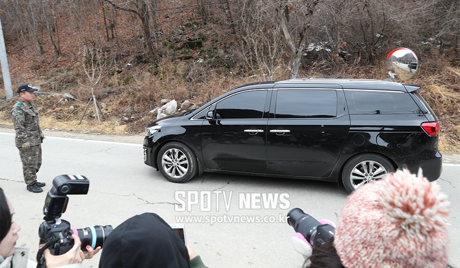 [포토S] 정용화, 인사 없이 차 타고 부대 안으로