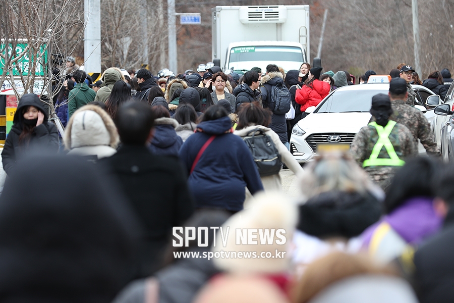 [포토S] 입소대 향하는 정용화 차량에 아수라장 된 부대