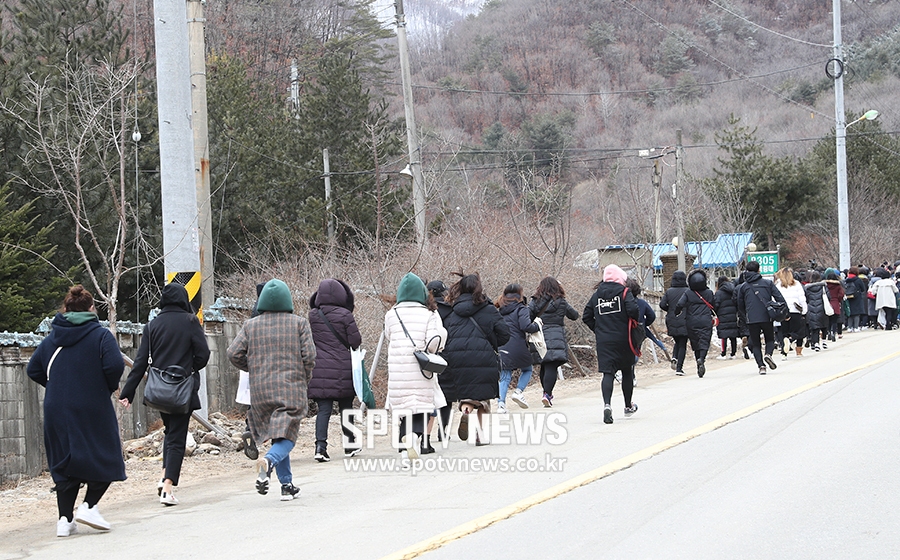 [포토S] 인사 없이 부대 향하는 정용화 차량 쫓아가는 팬들