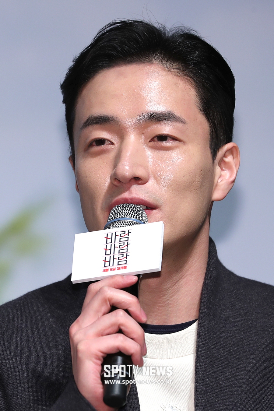 [포토S] 인사말 하는 이병헌 감독