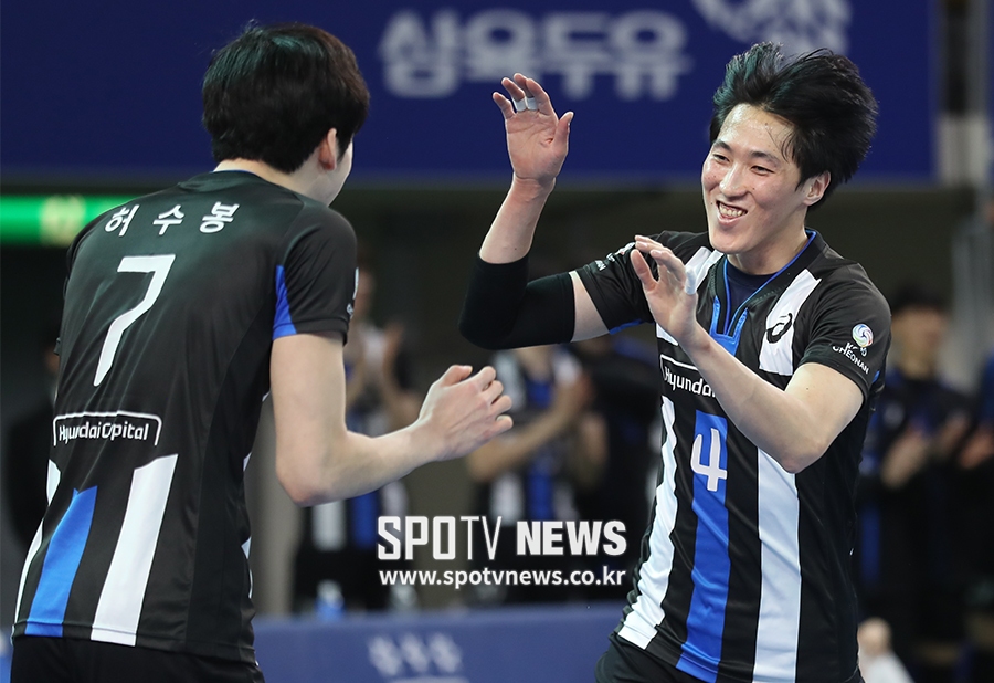 [포토S] 득점 하이파이브 하는 정영호