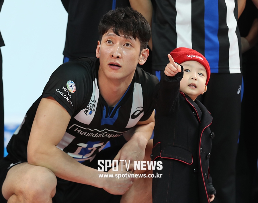 [포토S] 문성민, 아들과 함께 통합 우승을 바라보며