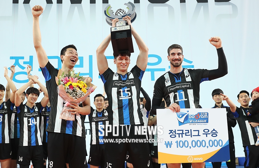 [포토S] 현대캐피탈, 우승 트로피 번쩍