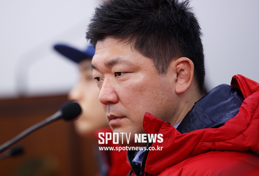 [포토S] 무거운 표정으로 인터뷰 하는 이용 총감독