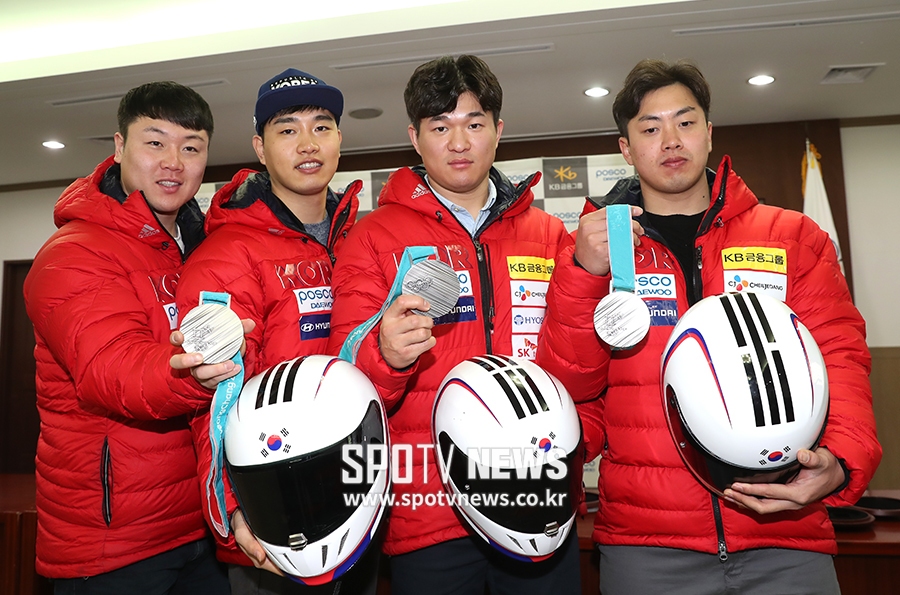 [포토S] 자랑스런 은메달 들어 보이는 봅슬레이 대표팀