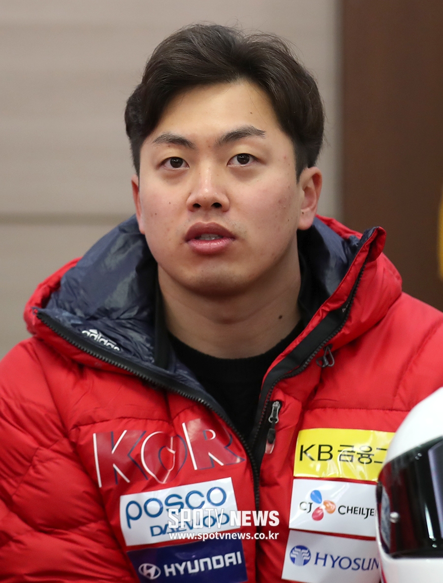 [포토S] 인사하는 봅슬레이 대표팀 서영우