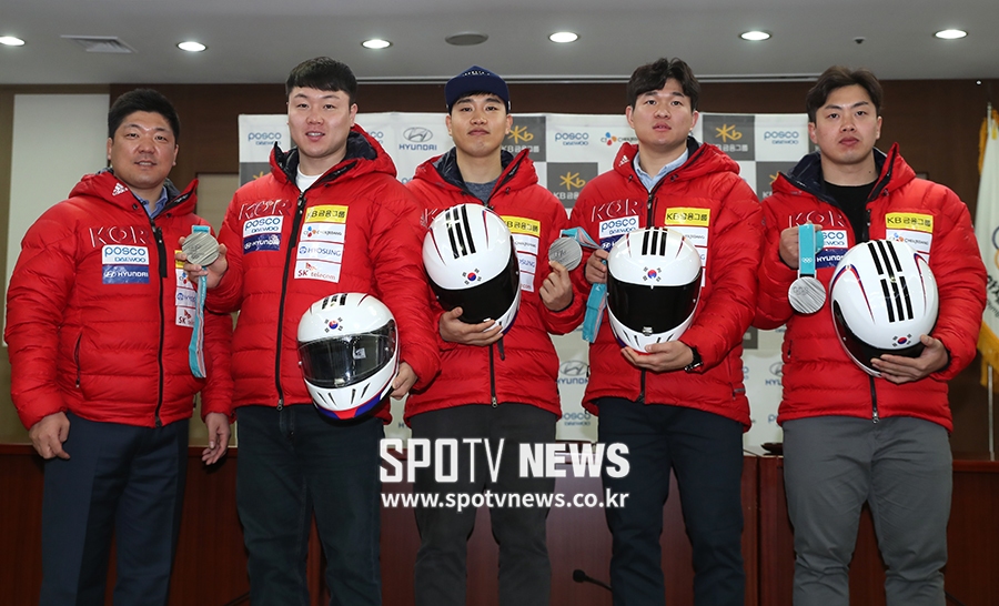 [포토S] 자랑스런 은메달 들어 보이는 봅슬레이 대표팀