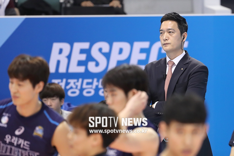 [포토S] 경기 지켜보는 우리카드 김상우 감독