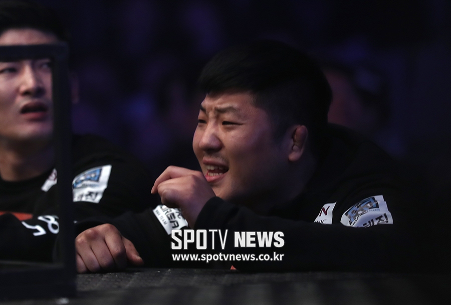 [포토S] 권아솔, "김재현 일어나!"