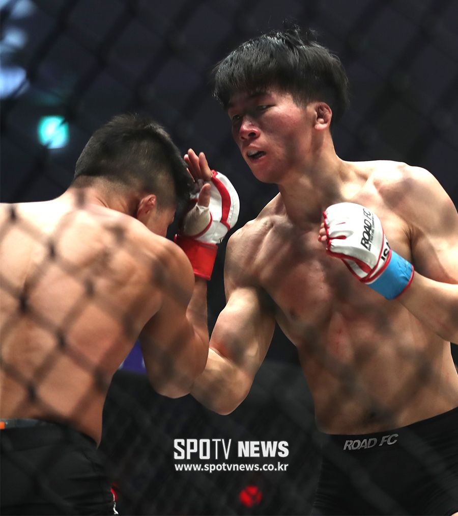 [포토S] 주먹 꽂아 넣는 문진혁