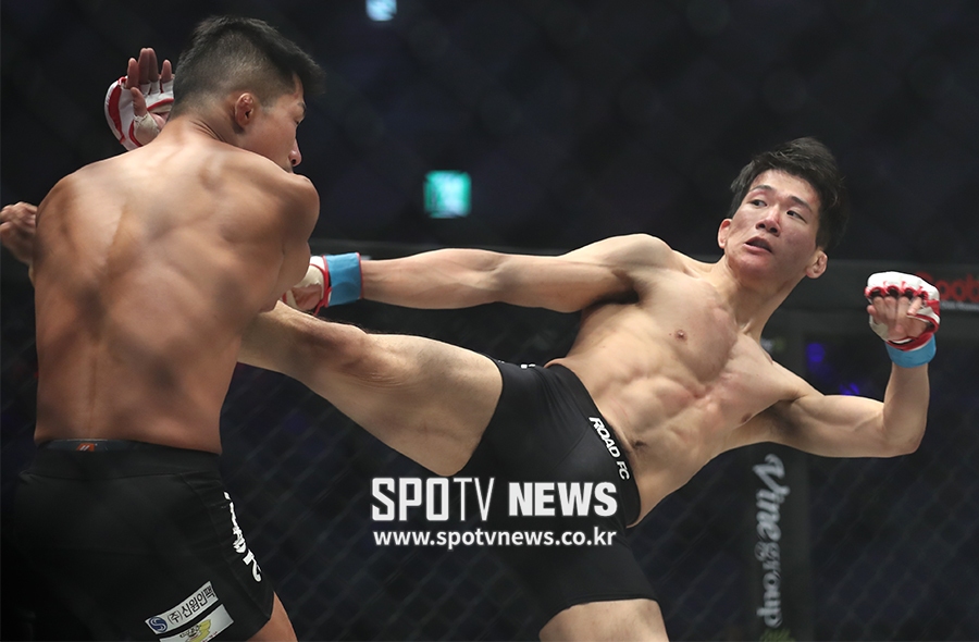 [포토S] 문진혁, 날카로운 보디킥