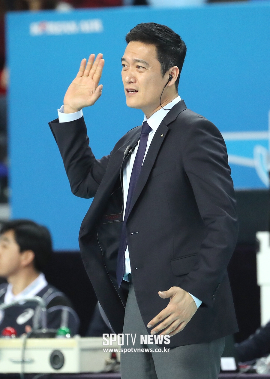 [포토S] 작전 지시 내리는 김상우 감독