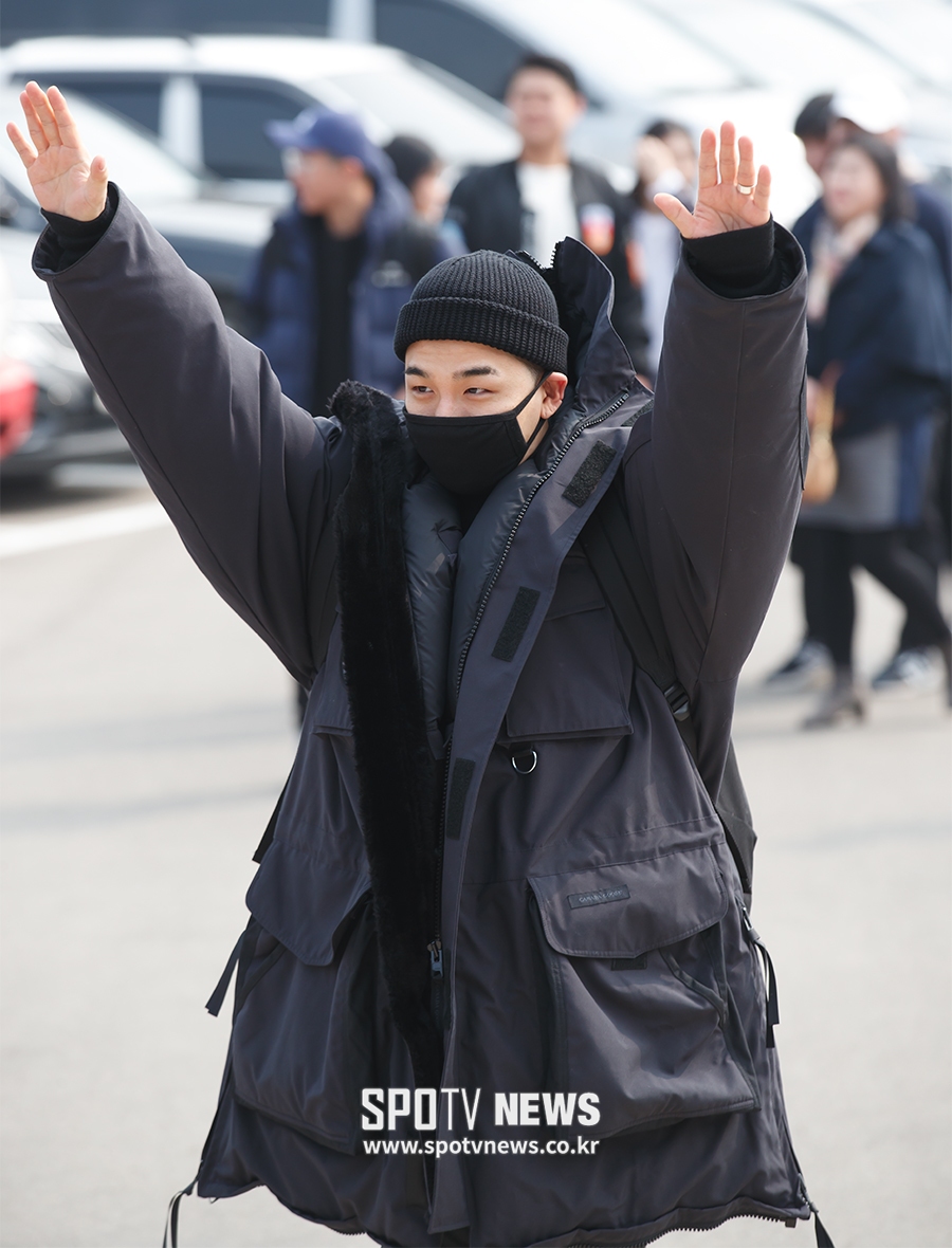 [포토S] 입대하는 태양, 팬들 향해 큰절