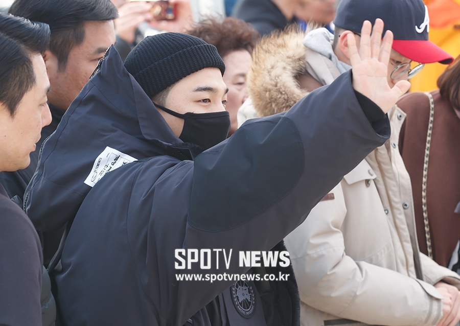 [포토S] 태양, 팬들 향해 마지막 손인사