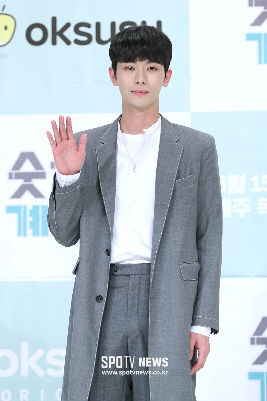 [포토S] 포즈 취하는 배우 안우연