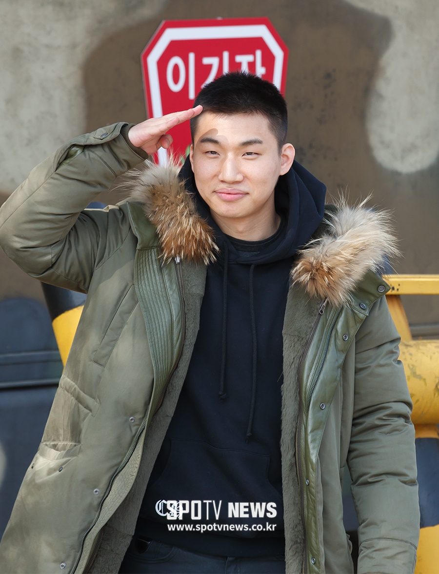 [포토S] 경례하는 대성, '이제는 이기자 용사'