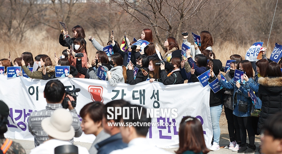 [포토S] 입대하는 대성을 향해 인사하는 팬들