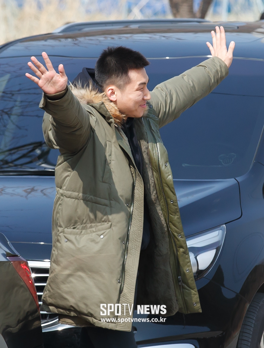 [포토S] 배웅 나온 팬들에게 인사하는 대성