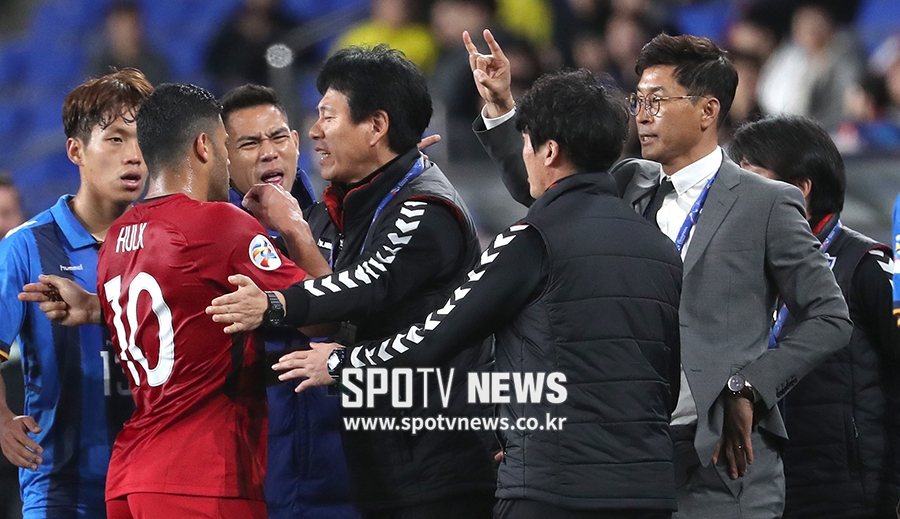 [포토S] 신경전 벌이는 헐크와 김도훈 감독