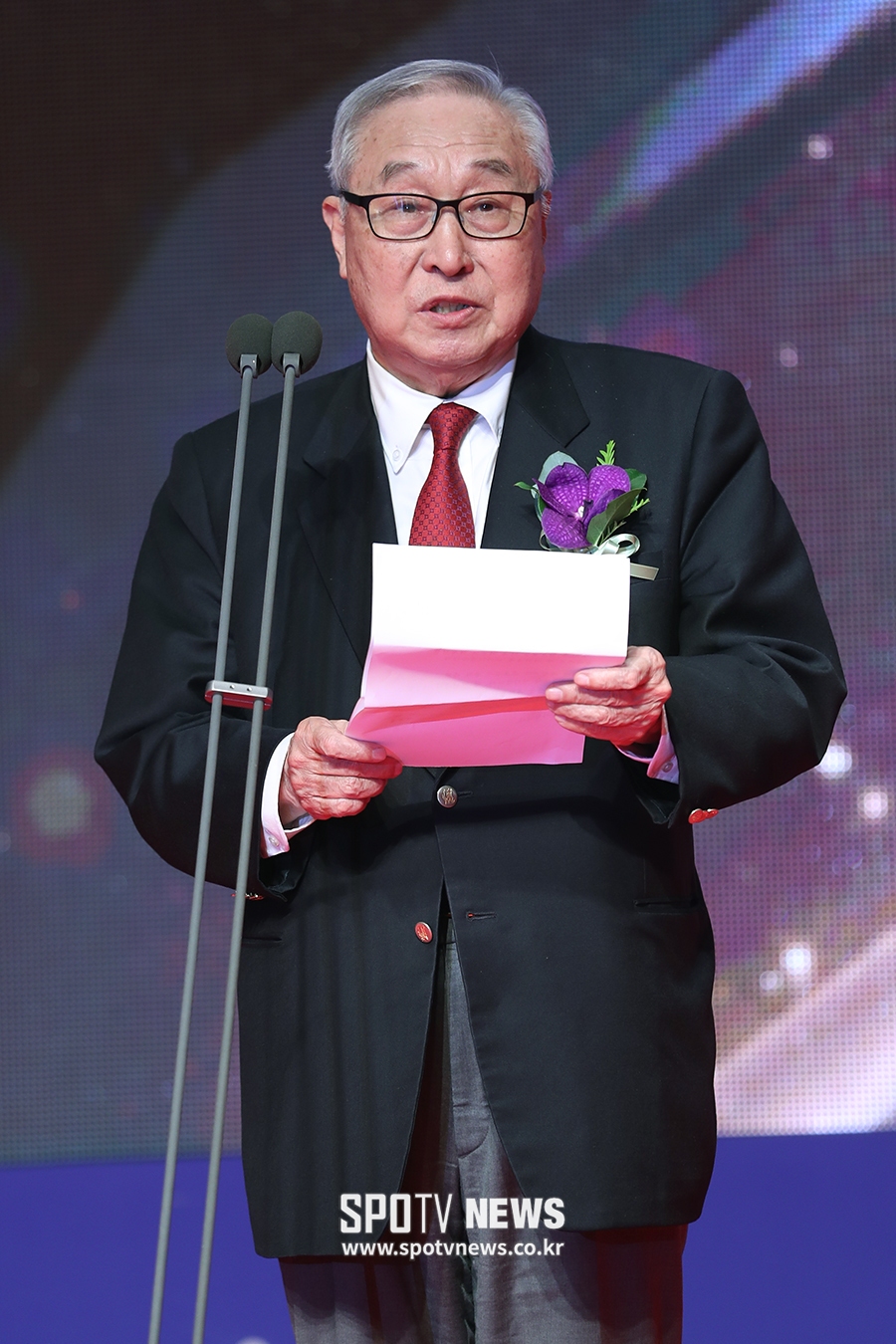 [포토S] 인사말 하는 김영기 총재