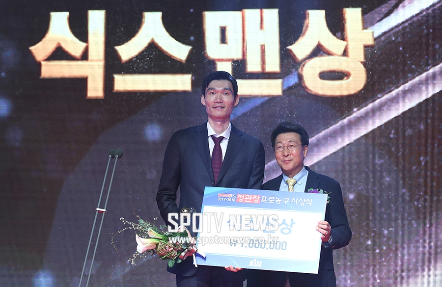 [포토S] 식스맨상 수상한 김주성