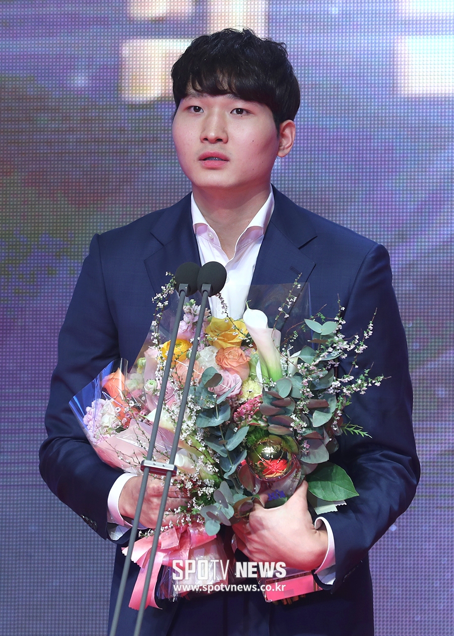[포토S] 안영준, 신인 선수상의 주인공!